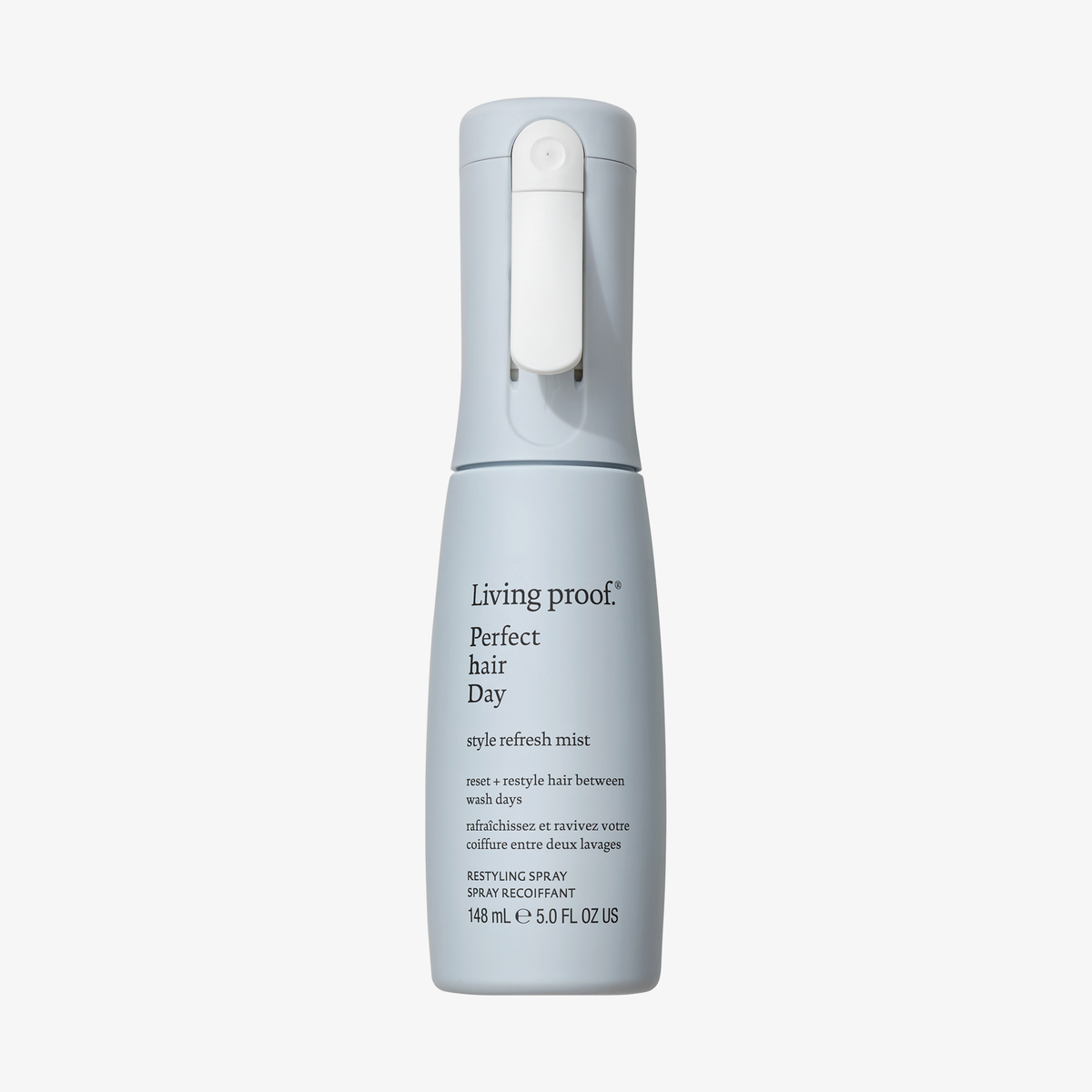 Eine 148ml hellblaue Flasche von Living Proof Perfect Hair Day Style Refresh Hair Mist auf weißem Hintergrund.