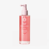 Eine transparente Flasche der rosafarbenen maria nila Gloss Coat Anti-Frizz-Haarkur mit einem rosa Pumpspender auf weißem Hintergrund.