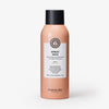 Pfirsichfarbene maria nila Sprühflasche für das Haarstyling, dargestellt auf einem weißen Hintergrund.