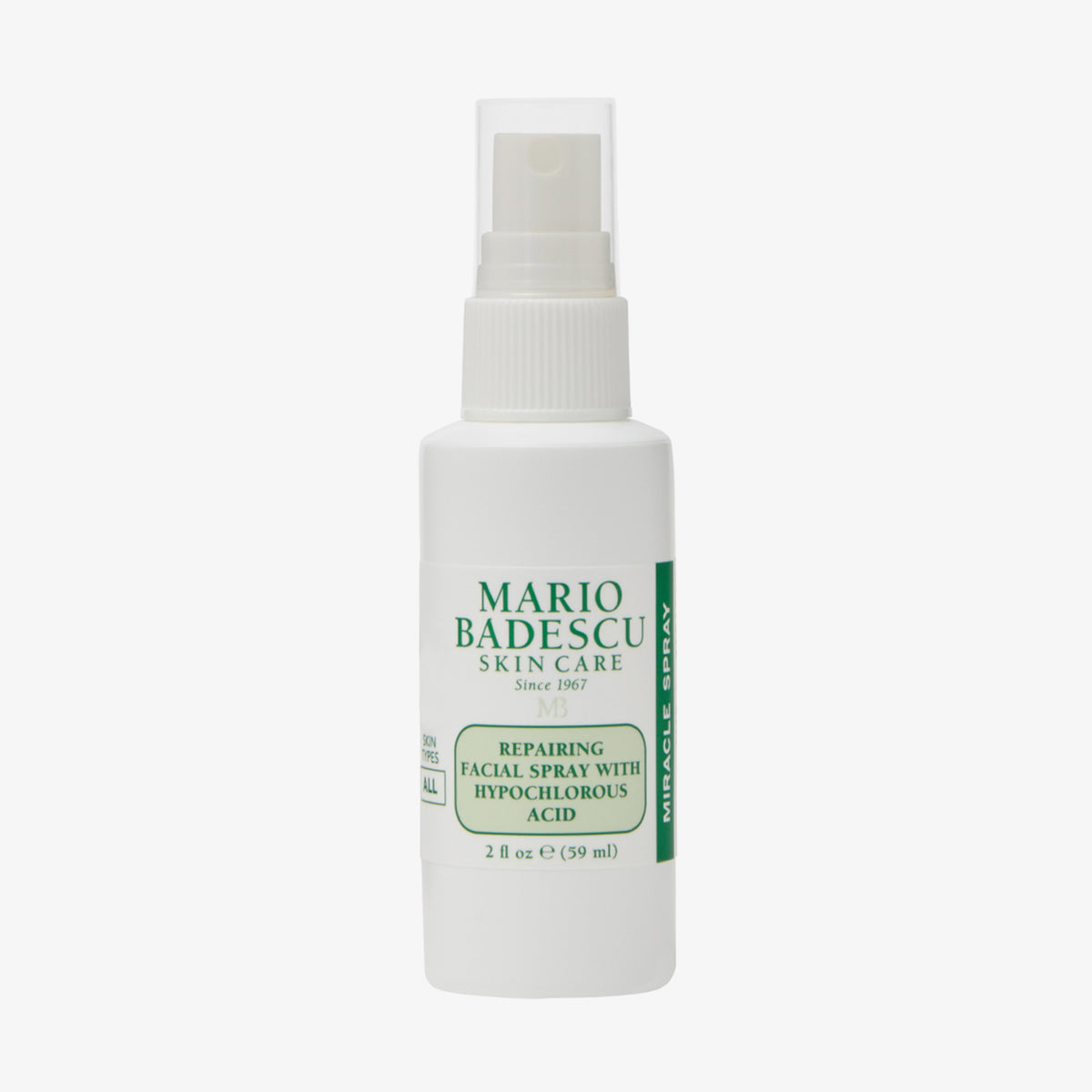 Weiße Sprühflasche Repairing Facial Spray w/ Hypochlorous Acid von Mario Badescu vor weißem Hintergrund