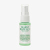 Grüne Sprühflasche Mario Badescu Facial Spray w/ Aloe, Cucumber & Green Tea - Travel Size (29 ml) mit weißem Sprühkopf und weißem Etikett auf weißem Hintergrund.