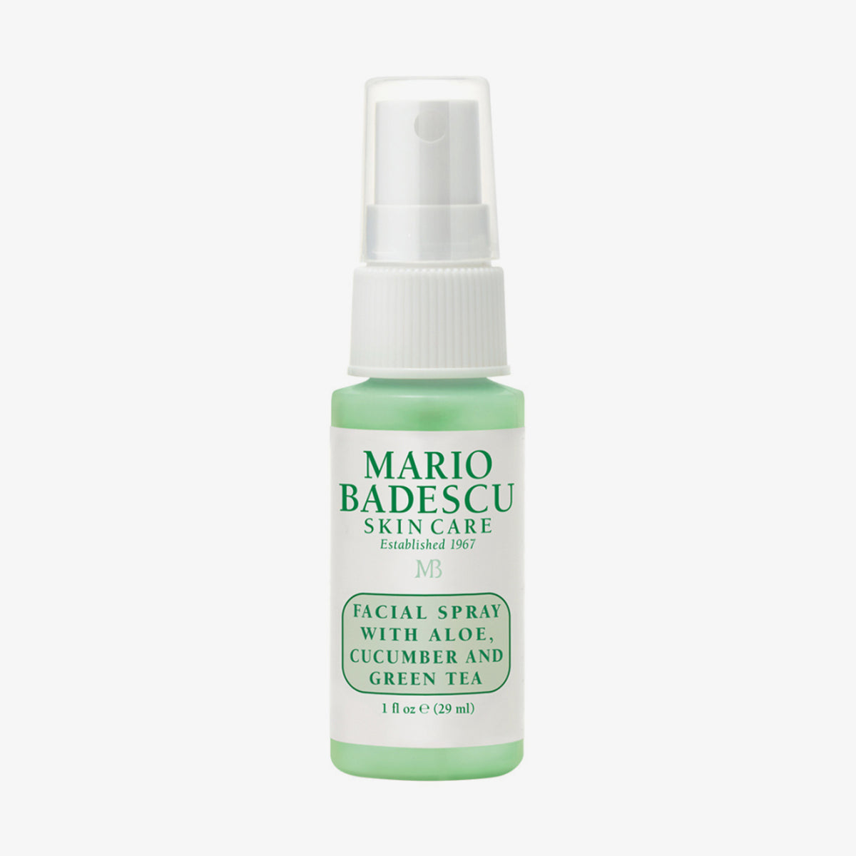 Grüne Sprühflasche Mario Badescu Facial Spray w/ Aloe, Cucumber & Green Tea - Travel Size (29 ml) mit weißem Sprühkopf und weißem Etikett auf weißem Hintergrund.