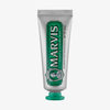 Eine Tube Marvis Mini Zahnpasta Classic Strong Mint steht aufrecht vor einem weißen Hintergrund.