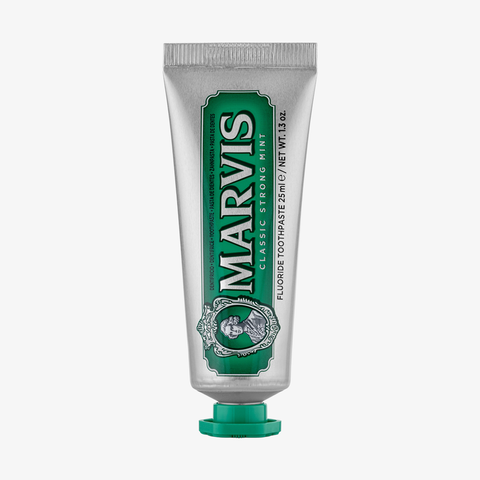 Eine Tube Marvis Mini Zahnpasta Classic Strong Mint steht aufrecht vor einem weißen Hintergrund.
