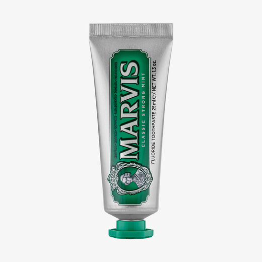 Eine Tube Marvis Mini Zahnpasta Classic Strong Mint steht aufrecht vor einem weißen Hintergrund.