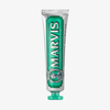 Eine Tube Marvis Zahnpasta Classic Strong Mint steht aufrecht vor einem weißen Hintergrund.