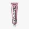 Eine rosa Tube „Marvis Zahnpasta Sensitive Gums Gentle Mint“ steht aufrecht vor einem weißen Hintergrund.