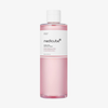 Eine durchsichtige Flasche „medicube PDRN Pink Cica Toner“ mit rosa Flüssigkeit und einem weißen Verschluss, vor einem schlichten weißen Hintergrund.