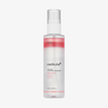 Durchsichtige Flasche mit dem „medicube PDRN Pink Glutathione Serum Mist“ mit weißer Pumpe und rosa Farbverlauf auf weißem Hintergrund.