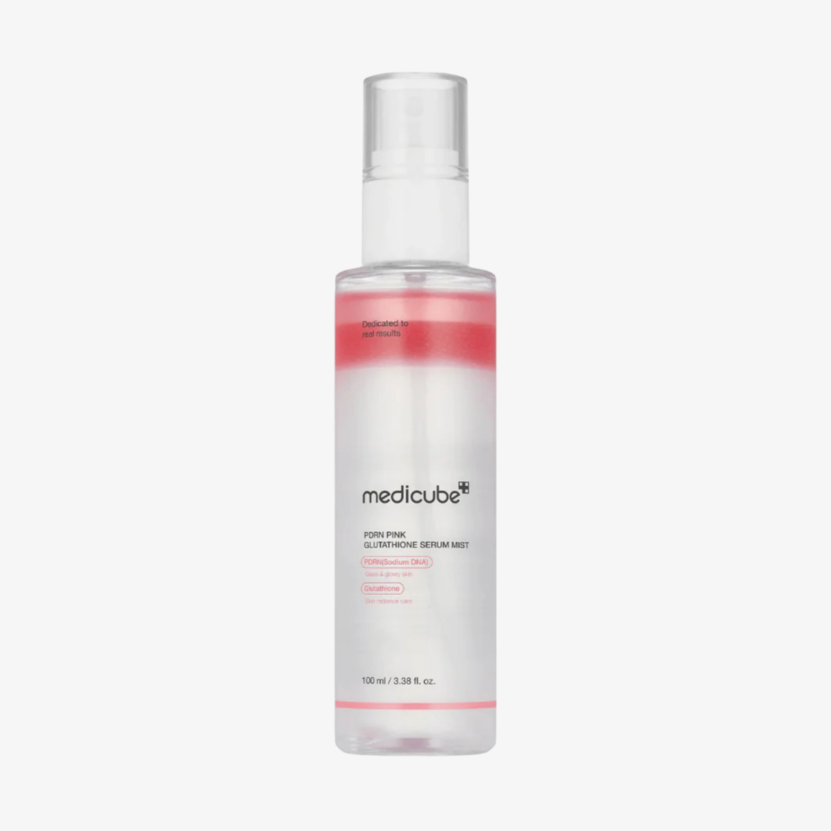 Durchsichtige Flasche mit dem „medicube PDRN Pink Glutathione Serum Mist“ mit weißer Pumpe und rosa Farbverlauf auf weißem Hintergrund.