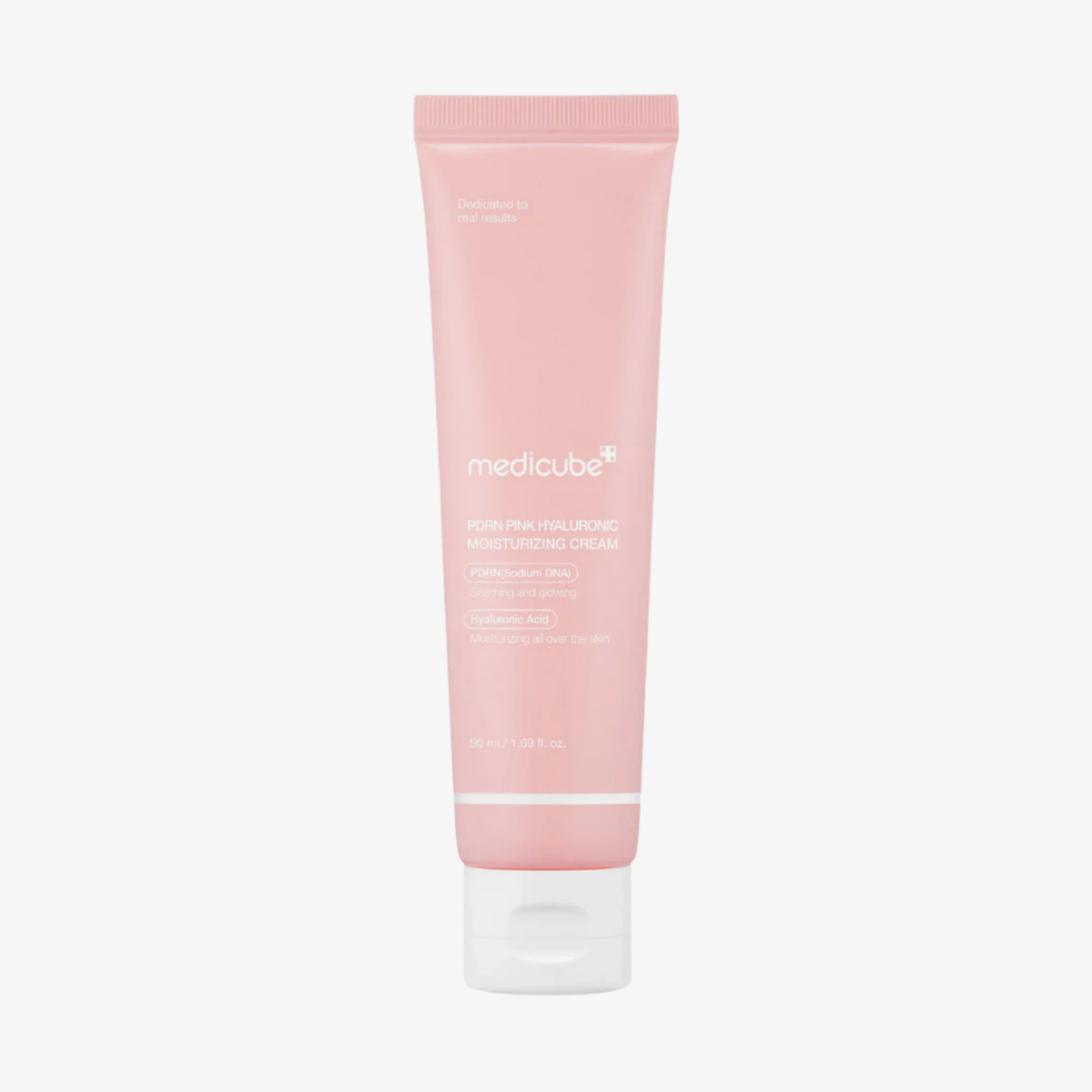 Eine rosa Tube „medicube PDRN Pink Hyaluronic Moisturizing Cream“ mit weißem Verschluss steht aufrecht vor einem weißen Hintergrund.