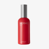 Eine rote MERME Fresh Dew Face Mist Flasche mit einer silbernen Kappe ist auf einem weißen Hintergrund abgebildet.