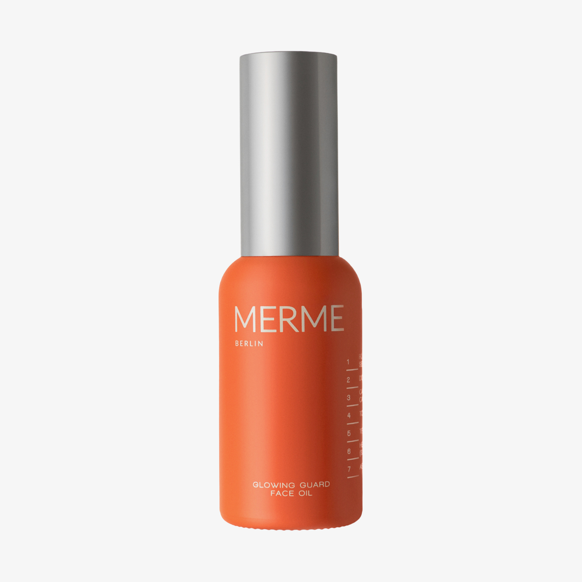 Eine leuchtend orangefarbene Flasche MERME Glowing Guard Face Oil mit einer silbernen Kappe auf weißem Hintergrund.