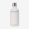 Eine weiße Flasche MERME Milky Drops Face Moisturiser mit silbernem Verschluss und Messmarken.