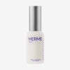 Eine weiße Flasche mit silbernem Verschluss und der Aufschrift MERME Pore & Line Refine Face Serum ist vor einem schlichten Hintergrund abgebildet.