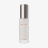 MERME Super Stable C Face Serum in einer Milchglasflasche mit silberner Kappe auf weißem Grund.