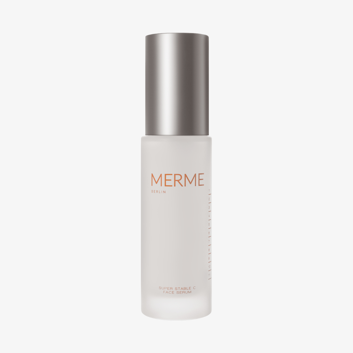 MERME Super Stable C Face Serum in einer Milchglasflasche mit silberner Kappe auf weißem Grund.