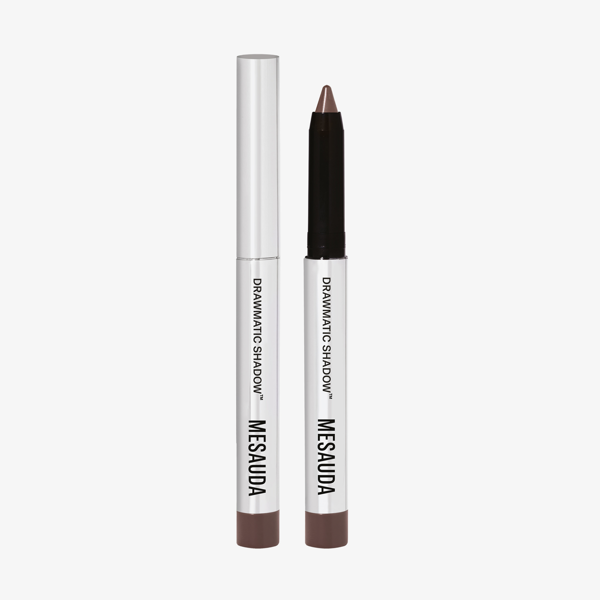 Silberner Mesauda Drawmatic Shadow Stift in der Farbe Sculpt, einer mit Kappe geschlossen, einer offen mit sichtbarer Mine.