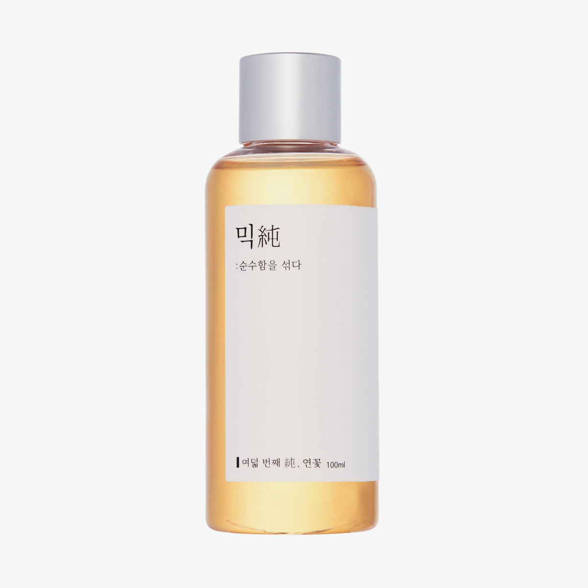 Transparente Flasche Heartleaf Essence mit weißem Etikett und silbernem Deckel.