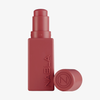 Ein matt-roter „Art Of Skin Blush Stick“ Beauty Instinct von NABLA Cosmetics mit einer dazu passenden Kappe daneben.