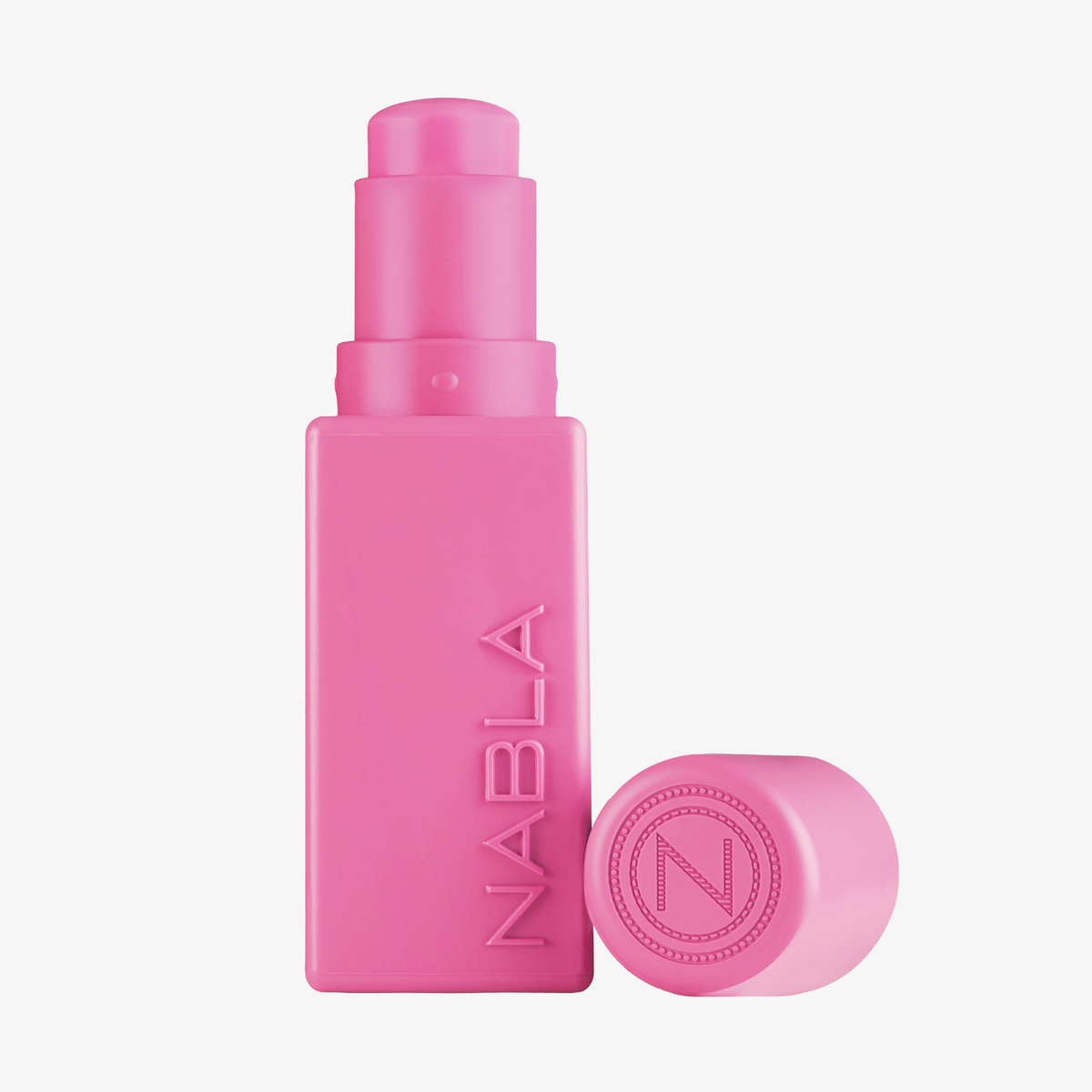 Ein pinker „Art Of Skin Blush Stick“ Icy Rose von NABLA Cosmetics mit einer dazu passenden Kappe daneben.