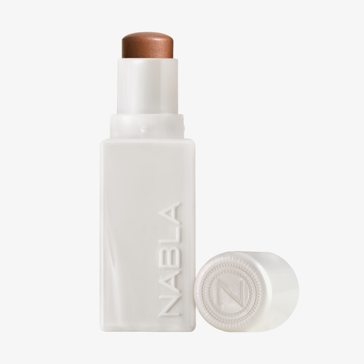 Ein „Art Of Skin Glazing Stick“ von NABLA Cosmetics in der Farbe Bronze, mit abgenommener Kappe neben der weißen Tube.