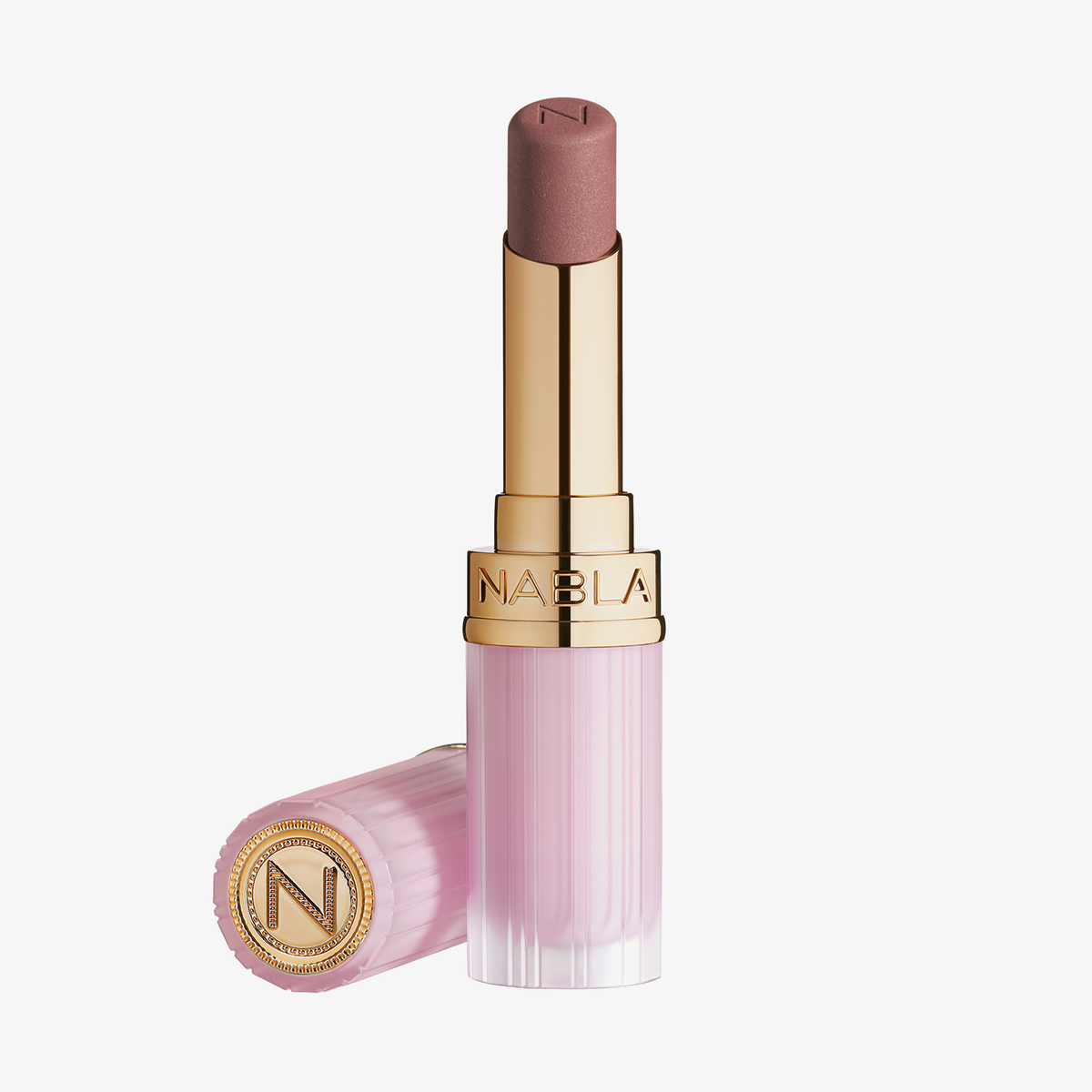 Ein rosa-goldener Beyond Blurry Lipstick von NABLA Cosmetics, ohne Deckel, um das Produkt und die Markentube zu zeigen.