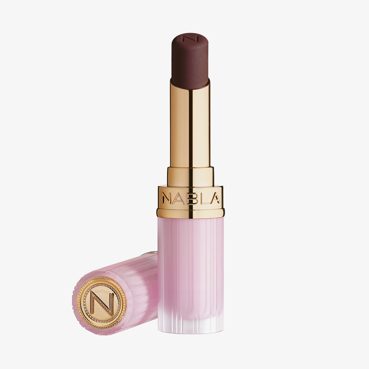 NABLA Cosmetics Beyond Blurry Lipstick in Pflaume, abgebildet in einer gold- und rosafarbenen Tube mit daneben liegendem Verschluss.