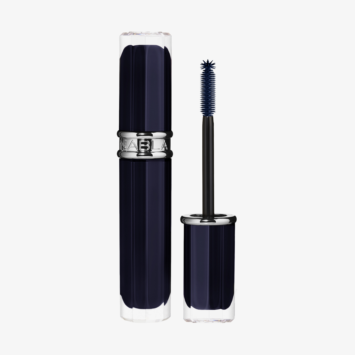 NABLA Cosmetics Beyond Bold Mascara in Midnight Blue, abgebildet mit Bürsten-Applikator neben der Tube auf weißem Hintergrund.