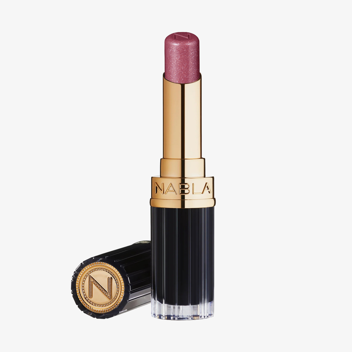 Beyond Jelly Lipstick Perlati Crystal Mauve von NABLA Cosmetics in einer gold-schwarzen Tube, aufrecht mit der Kappe daneben abgebildet.