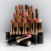 NABLA Cosmetics Beyond Jelly Lipstick Perlglanztuben in Gold und Schwarz, in Reihen angeordnet, eine vorne offen.