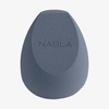Blended-up Multi-Angled Sponge von NABLA Cosmetics in Grau mit Markenprägung, abgebildet auf weißem Hintergrund.