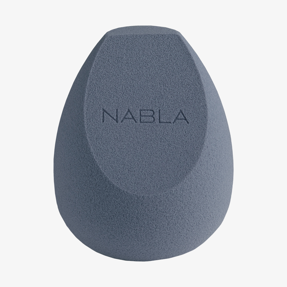 Blended-up Multi-Angled Sponge von NABLA Cosmetics in Grau mit Markenprägung, abgebildet auf weißem Hintergrund.