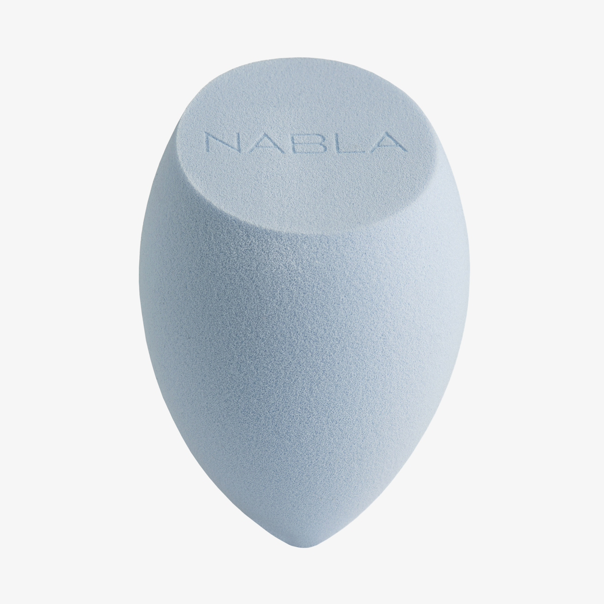 Blended-up Pro Tapered Sponge von NABLA Cosmetics in Hellblau, mit NABLA-Prägung, auf weißem Hintergrund.