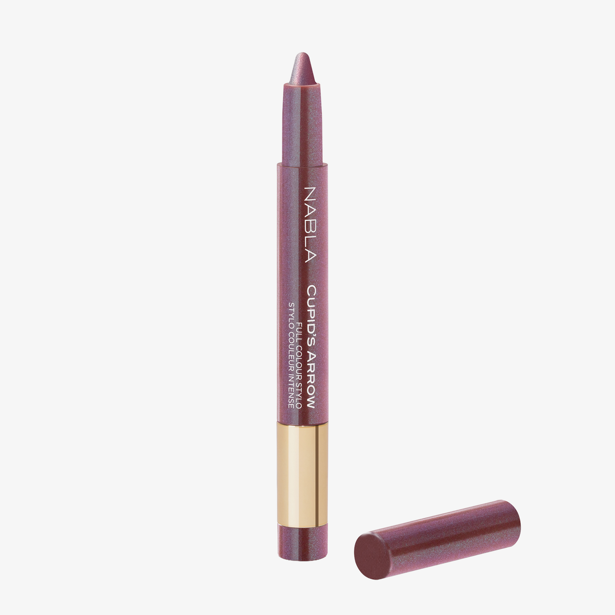 Ein roséfarbener NABLA Cupid’s Arrow Augenstift in der Farbe Bewitched mit goldener Basis und abgenommener Kappe vor weißem Hintergrund.