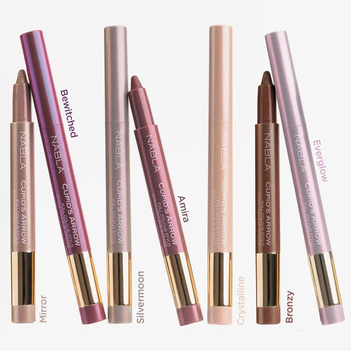 NABLA Cupid’s Arrow Longwear Stylo Arrow Shine in mehreren Nuancen nebeneinander, teils geöffnet, mit sichtbaren Farbspitzen und Farb­namen.