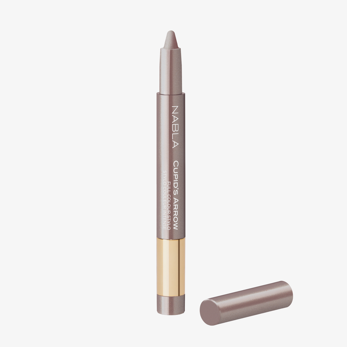 Ein silber-mauvefarbener NABLA Cupid’s Arrow Augenstift in der Farbe Silver Moon mit goldener Basis und abgenommener Kappe vor weißem Hintergrund.