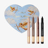 Das NABLA Cosmetics Cupid's Arrow - Cool Serenity Holiday Kit besteht aus einer herzförmigen Schachtel mit Putten und vier Cupid's Arrow Eye Pencils in verschiedenen Farbtönen.