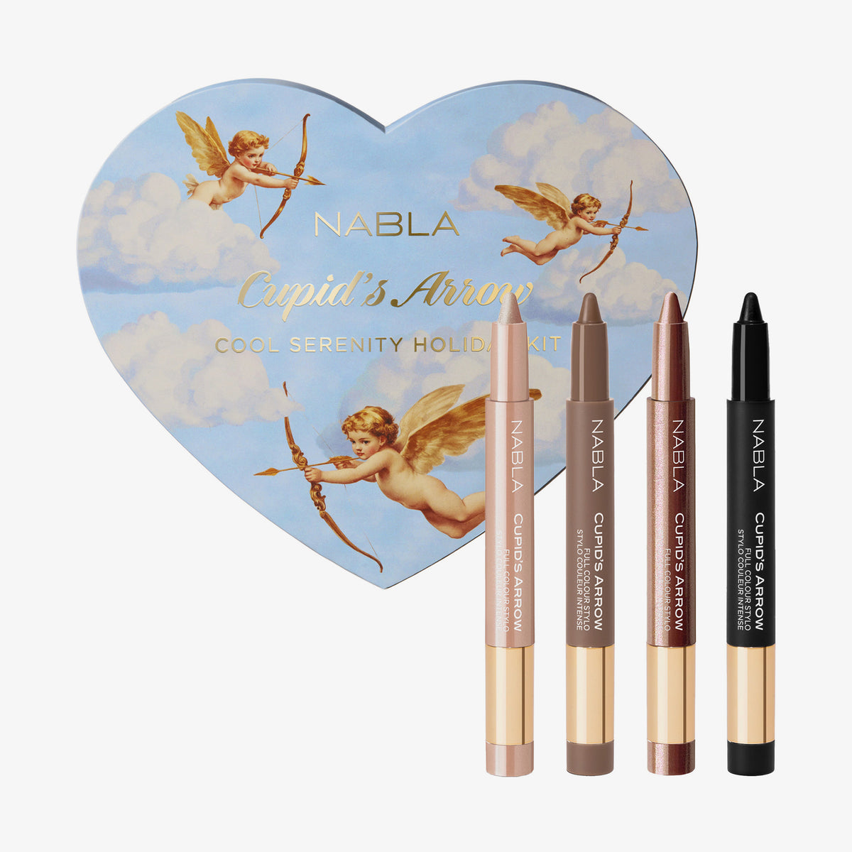 Das NABLA Cosmetics Cupid's Arrow - Cool Serenity Holiday Kit besteht aus einer herzförmigen Schachtel mit Putten und vier Cupid's Arrow Eye Pencils in verschiedenen Farbtönen.