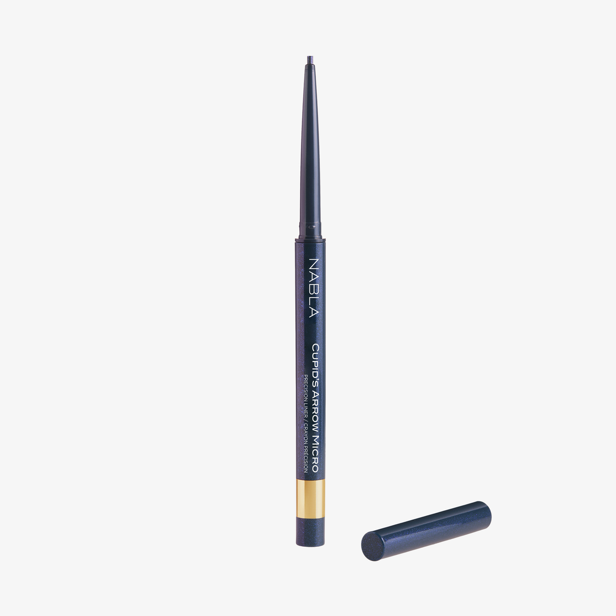NABLA Cosmetics „Cupid’s Arrow Micro“: dunkelblauer Eyeliner mit goldenen Akzenten und ausziehbarer Spitze, ohne Kappe, abgebildet auf weißem Hintergrund.