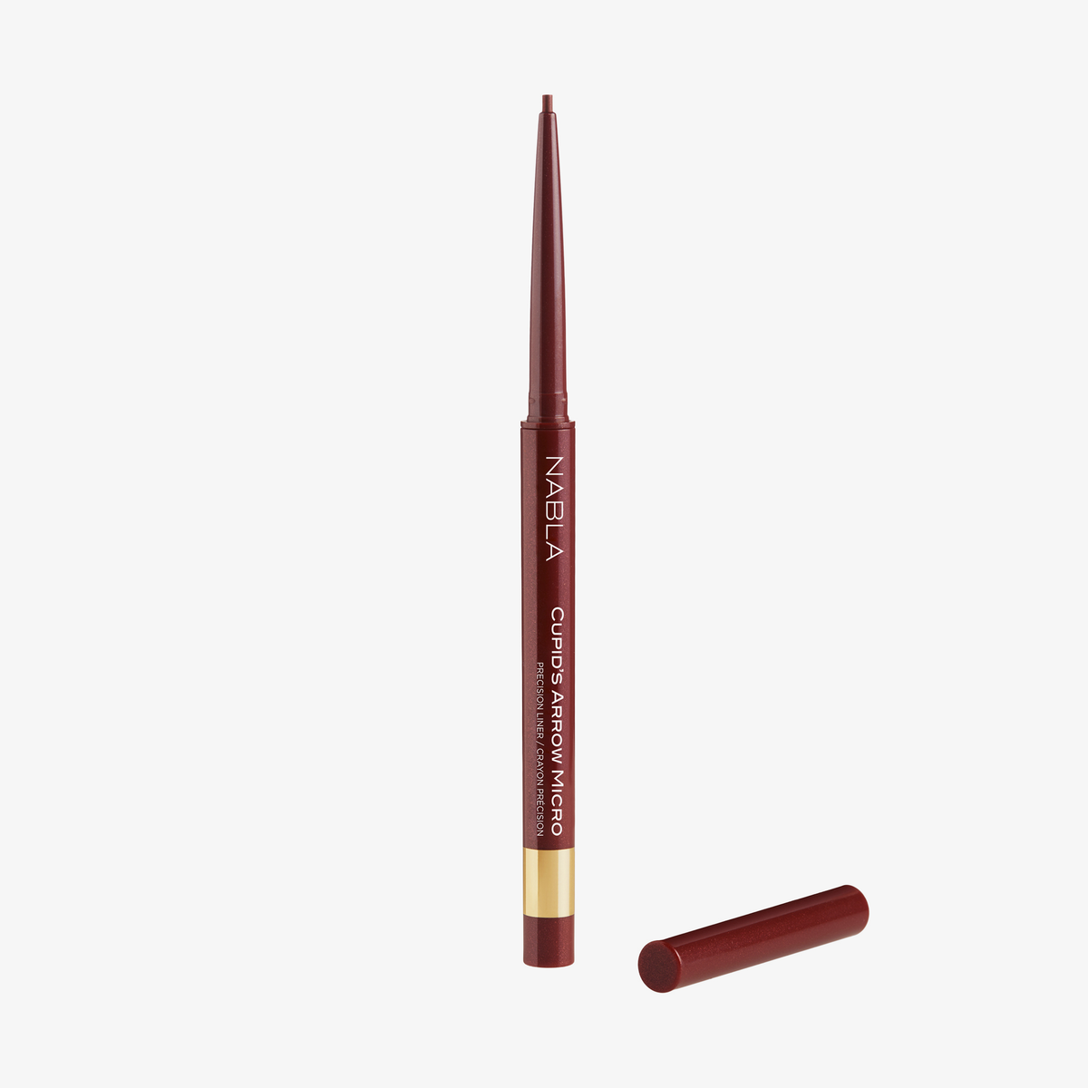 Rotfarbener Cupid's Arrow Micro Make-up-Stift in der Farbe Red Foliage von NABLA Cosmetics vor weißem Hintergrund.