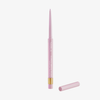 Rosafarbener Cupid's Arrow Micro Make-up-Stift in der Farbe Ribbon von NABLA Cosmetics vor weißem Hintergrund.