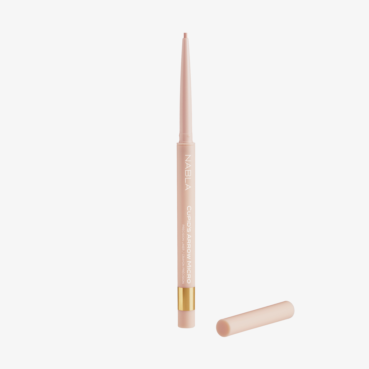 Hellbeiger Cupid's Arrow Micro Make-up-Stift in der Farbe Shea Butter von NABLA Cosmetics vor weißem Hintergrund.