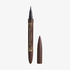 Ein brauner NABLA Cosmetics Freckle Maker Pen mit abgenommener Kappe zeigt eine feine Spitze auf weißem Hintergrund.