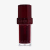 Lip Candy Oil in Black Cherry von NABLA in transparenter Verpackung mit dunkelrotem Deckel und glänzender dunkelroter Textur.