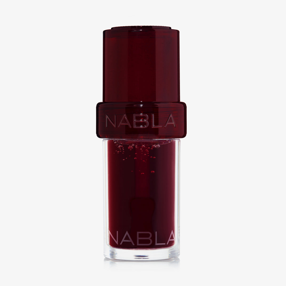 Lip Candy Oil in Black Cherry von NABLA in transparenter Verpackung mit dunkelrotem Deckel und glänzender dunkelroter Textur.