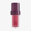 Ein „Lip Candy Oil“ Fig von NABLA Cosmetics mit einer tiefvioletten Kappe und einem durchsichtigen Flakon, der den leuchtend rosa Glanz im Inneren zum Vorschein bringt.