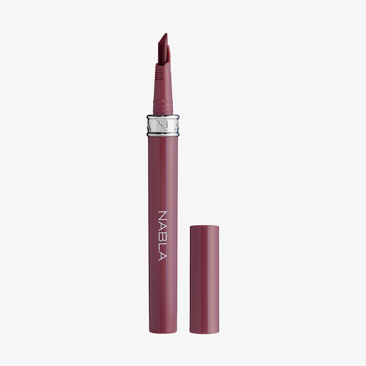 Ein malvenfarbener „Stay True Lip Marker“ von NABLA Cosmetics, ein Drehstift, abgebildet mit abgenommener Kappe und Markennamen an der Seite.