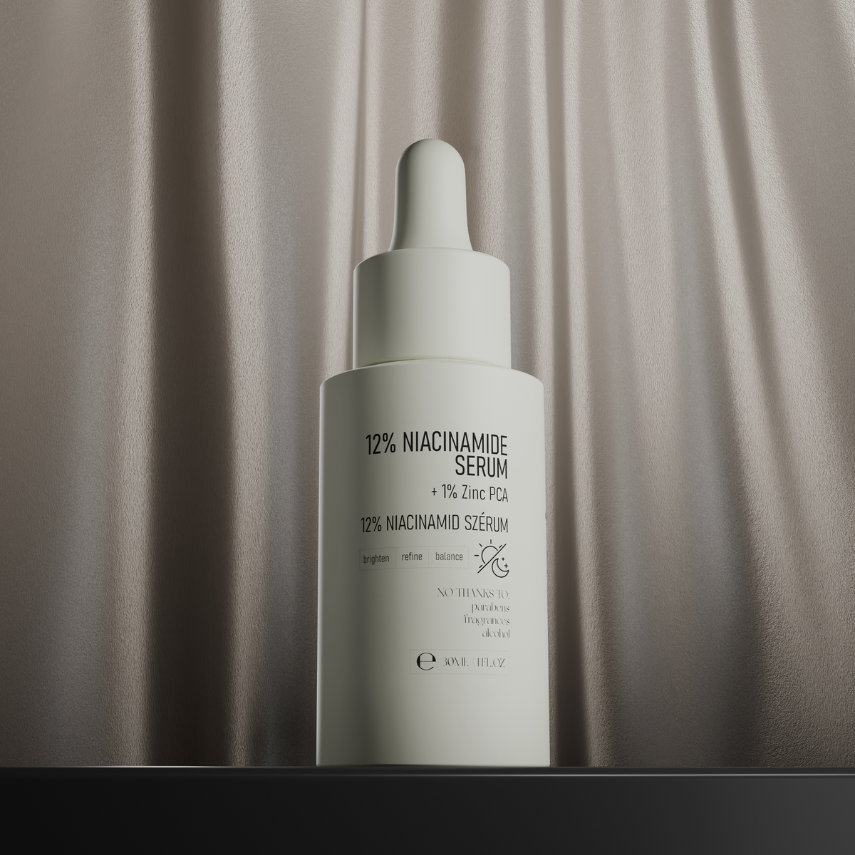 Eine weiße NERDS.-Flasche mit der Aufschrift "12% Niacinamide + 1% Zinc PCA Serum" steht vor dem Hintergrund eines beigefarbenen Seidenvorhangs.