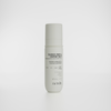 Weiße Flasche von NERDS. Barrier Prep & Comfort Mist steht aufrecht auf einem schlichten, hellen Hintergrund.